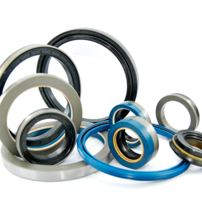 Conjunto de anéis e vedantes em borracha e metal variados sobre fundo branco