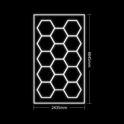 Painel iluminado com padrão hexagonal branco sobre fundo preto e medidas 2435mmx4845mm