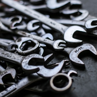 Conjunto de chaves inglesas metálicas em vários tamanhos sobre superfície escura