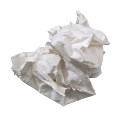 Pano branco amassado sobre superfície branca