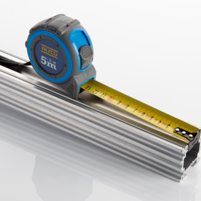 Trena de fita métrica azul e cinza sobre perfil metálico prateado