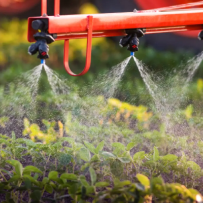 Pulverizador agrícola aspersão sobre plantas verdes